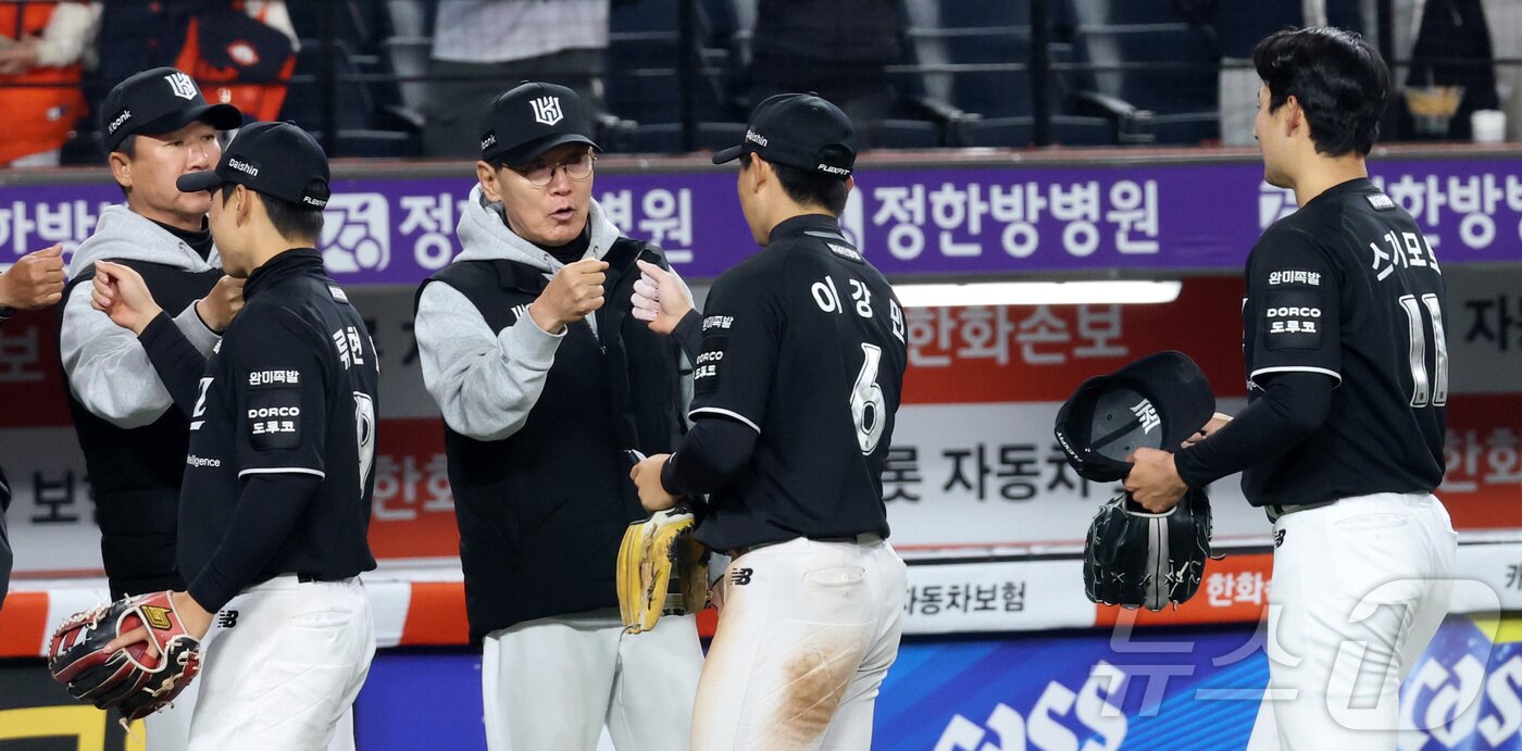 본문 이미지 - 2일 대전 한화생명볼파크에서 열린 2026 신한 SOL KBO리그 KT 위즈와 한화 이글스의 경기에서 13:8로 KT가 승리한 가운데 이강철 감독이 시즌 개막 5연승을 자축하며 선수들과 하이파이브를 하고 있다. 2026.4.2 ⓒ 뉴스1 김기남 기자