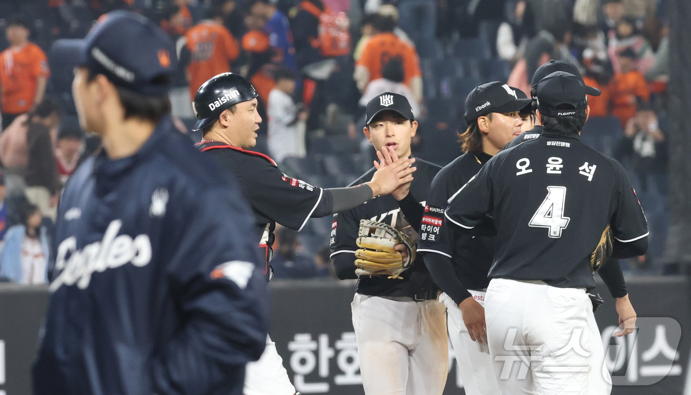 (대전=뉴스1) 김기남 기자 = 2일 대전 한화생명볼파크에서 열린 2026 신한 SOL KBO리그 KT 위즈와 한화 이글스의 경기에서 13:8로 5연승을 차지한 KT 선수들이 하이 …