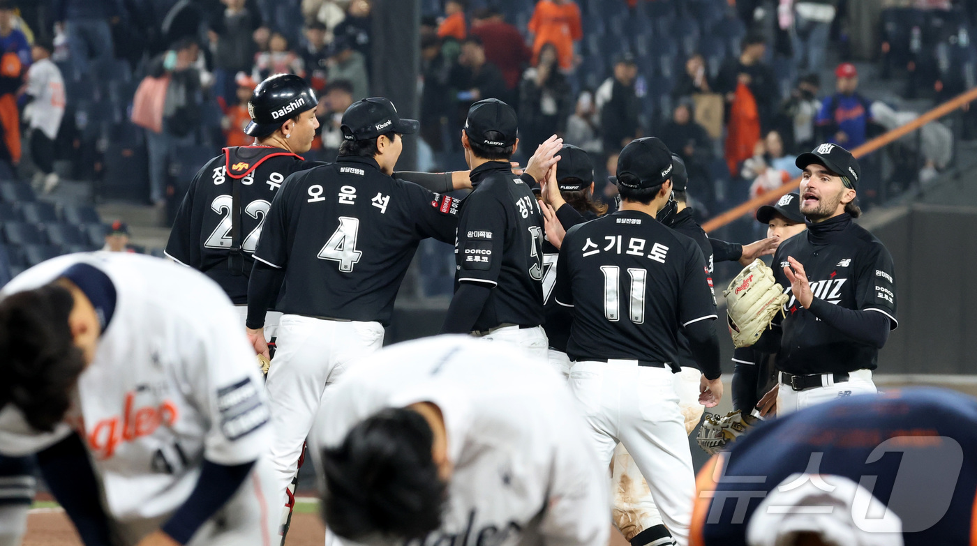 (대전=뉴스1) 김기남 기자 = 2일 대전 한화생명볼파크에서 열린 2026 신한 SOL KBO리그 KT 위즈와 한화 이글스의 경기에서 13:8로 5연승을 차지한 KT 선수들이 하이 …