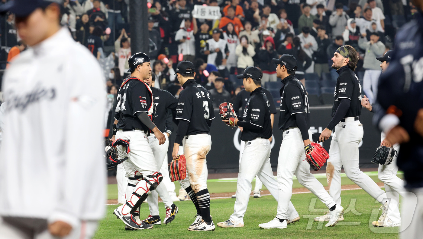 (대전=뉴스1) 김기남 기자 = 2일 대전 한화생명볼파크에서 열린 2026 신한 SOL KBO리그 KT 위즈와 한화 이글스의 경기에서 13:8로 5연승을 차지한 KT 선수들이 하이 …
