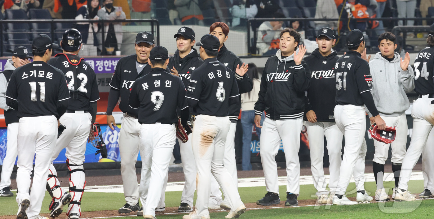 (대전=뉴스1) 김기남 기자 = 2일 대전 한화생명볼파크에서 열린 2026 신한 SOL KBO리그 KT 위즈와 한화 이글스의 경기에서 13:8로 5연승을 차지한 KT 선수들이 하이 …