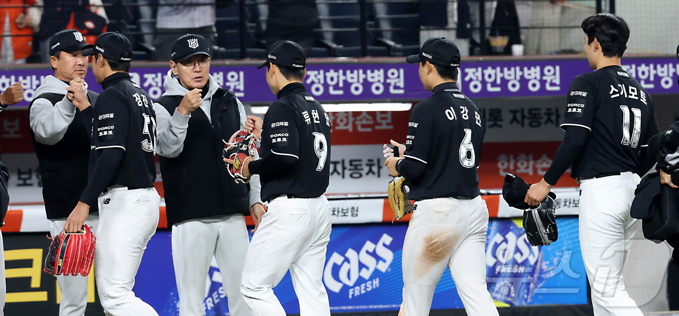 (대전=뉴스1) 김기남 기자 = 2일 대전 한화생명볼파크에서 열린 2026 신한 SOL KBO리그 KT 위즈와 한화 이글스의 경기에서 13:8로 KT가 승리한 가운데 이강철 감독이 …