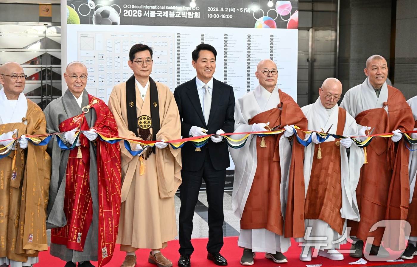(서울=뉴스1) = 오세훈 서울시장과 조계종 총무원장 진우스님을 비롯한 참석자들이 2일 강남구 코엑스에서 열린 '2026 서울국제불교박람회' 개막식에 참석해 테이프 커팅을 하고 있 …