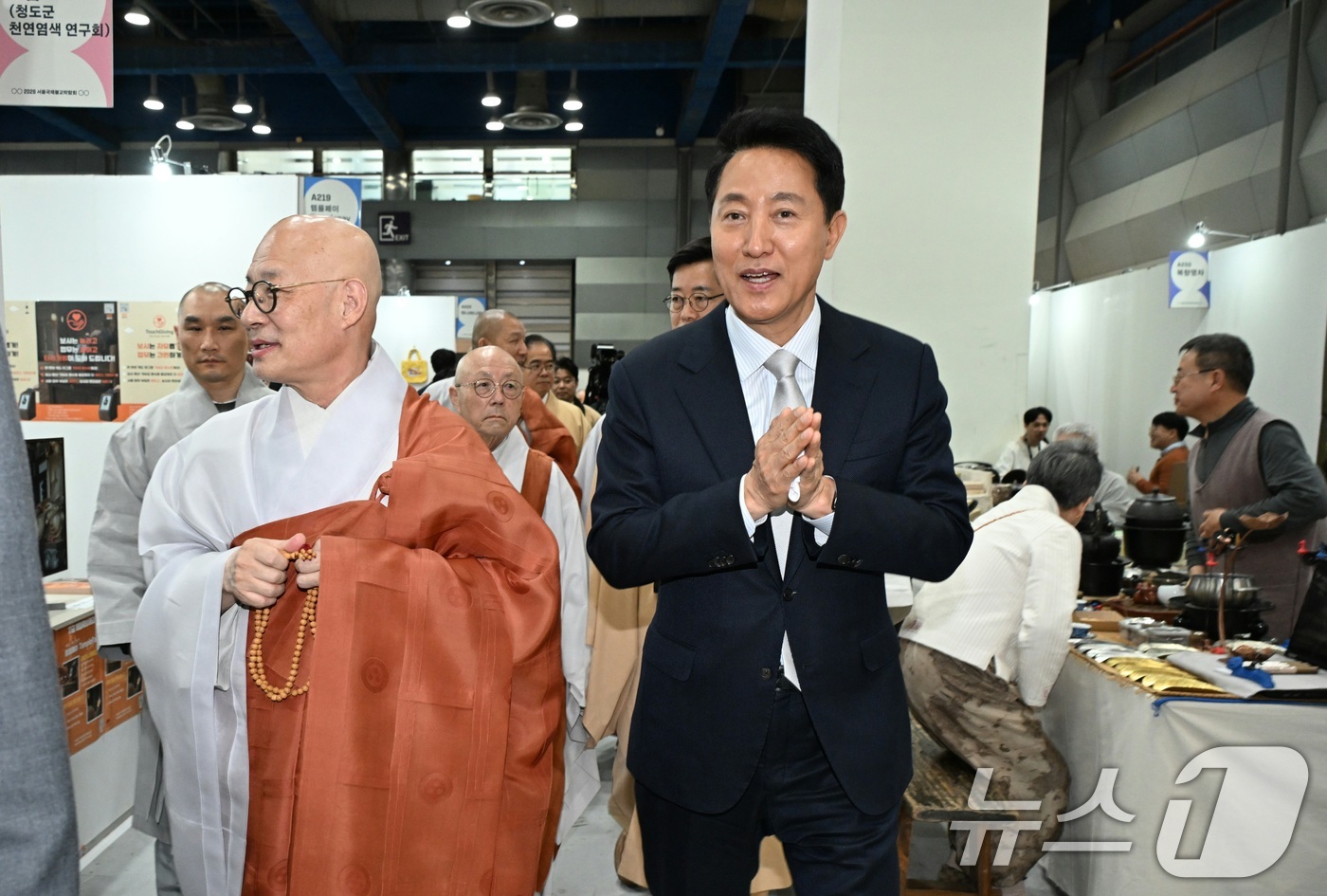 (서울=뉴스1) = 오세훈 서울시장과 조계종 총무원장 진우스님이 2일 강남구 코엑스에서 열린 '2026 서울국제불교박람회' 개막식에 참석해 박람회장을 둘러보고 있다. (서울시 제공 …
