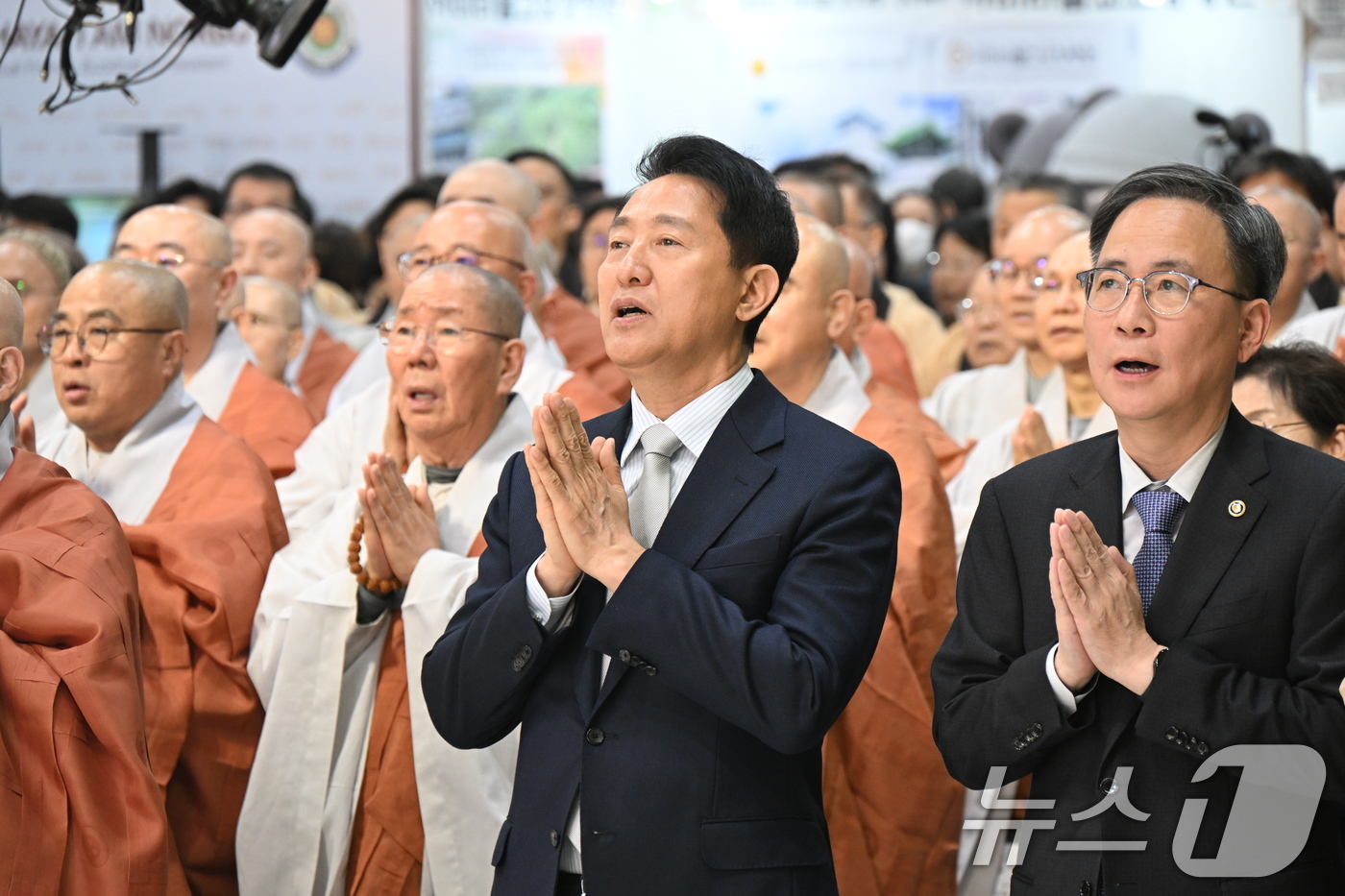 (서울=뉴스1) = 오세훈 서울시장을 비롯한 참석자들이 2일 강남구 코엑스에서 열린 '2026 서울국제불교박람회' 개막식에서 반야심경을 독경하고 있다. (서울시 제공. 재판매 및 …