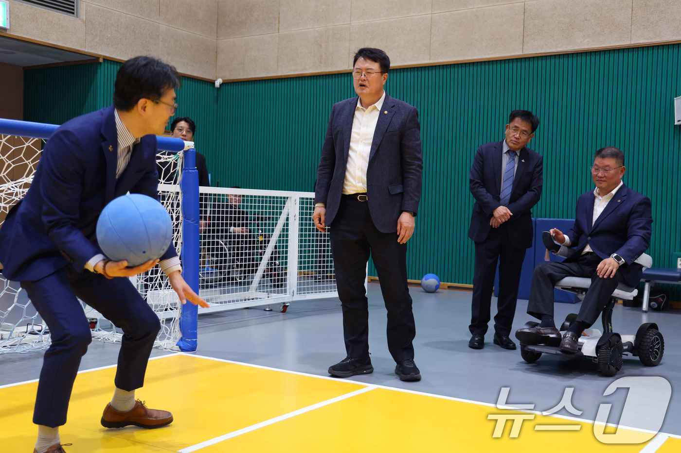 (이천=뉴스1) = 김대현 문화체육관광부 제2차관이 2일 경기 이천시 대한장애인체육회 이천선수촌을 방문해 골볼훈련장을 둘러보고 있다. (문체부 제공. 재판매 및 DB 금지) 202 …