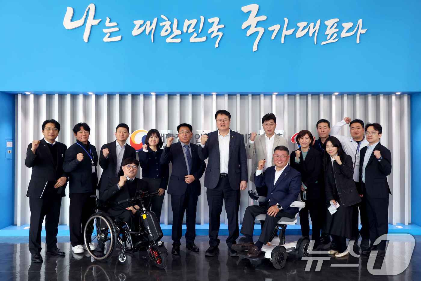 (이천=뉴스1) = 김대현 문화체육관광부 제2차관이 2일 경기 이천시 대한장애인체육회 이천선수촌을 방문해 기념 촬영을 하고 있다. (문체부 제공. 재판매 및 DB 금지) 2026. …