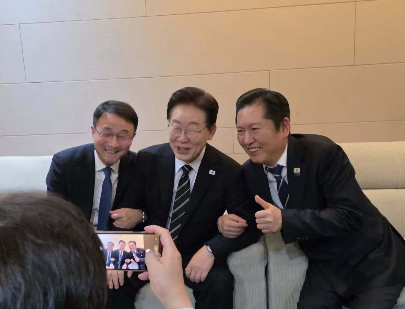 본문 이미지 - 이재명 대통령이 2일 국회에서 열린 추가경정예산안 시정연설 이후 더불어민주당 정청래 대표 및 한병도 원내대표와 사진 촬영을 하고 있는 모습. (사진은 정 대표 페이스북)