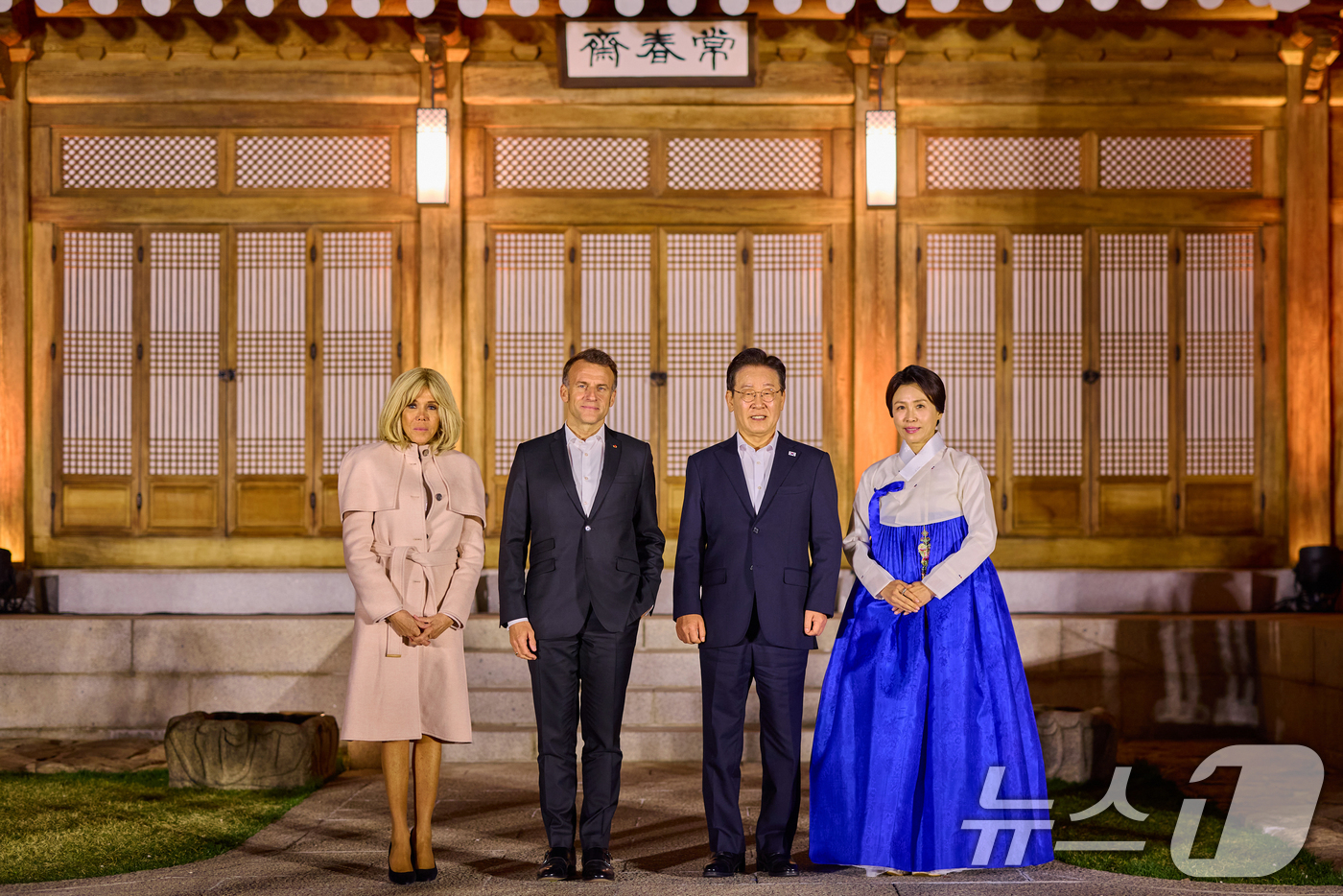 (서울=뉴스1) 허경 기자 = 이재명 대통령과 김혜경 여사가 2일 청와대 상춘재에서 열린 친교 만찬에서 에마뉘엘 마크롱 프랑스 대통령, 브리지트 마크롱 여사와 기념촬영을 하고 있다 …