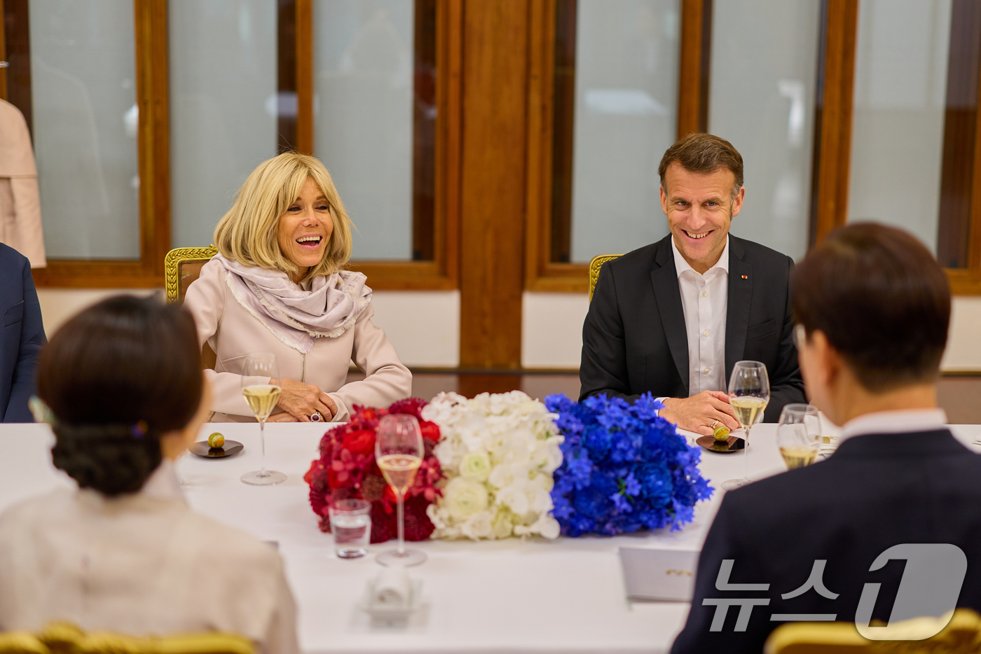 (서울=뉴스1) 허경 기자 = 에마뉘엘 마크롱 프랑스 대통령과 브리지트 마크롱 여사가 2일 청와대 상춘재에서 열린 친교 만찬에서 이재명 대통령, 김혜경 여사와 대화하고 있다. (청 …