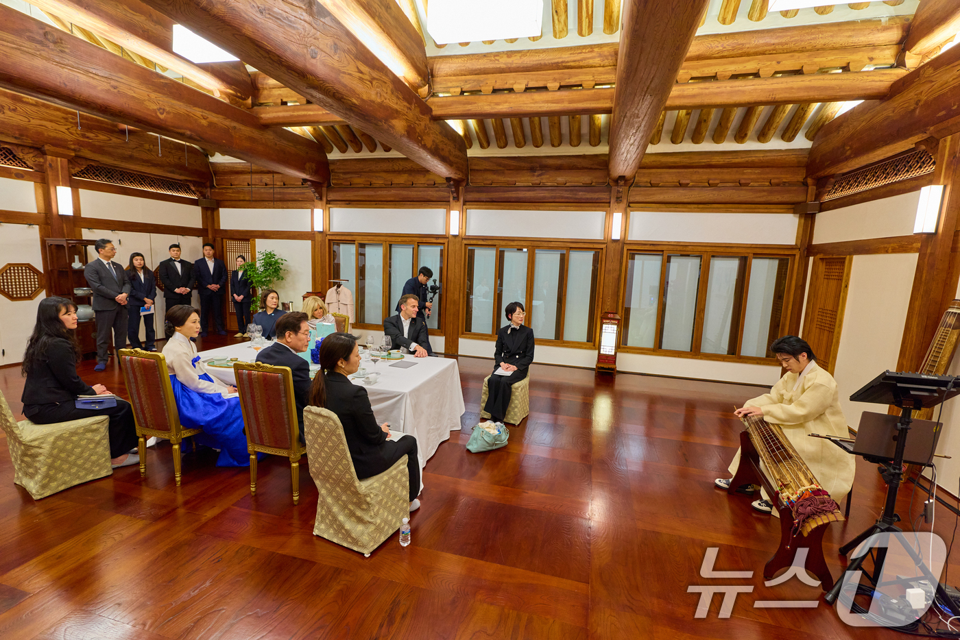 (서울=뉴스1) 허경 기자 = 이재명 대통령과 김혜경 여사가 2일 청와대 상춘재에서 열린 친교 만찬에서 에마뉘엘 마크롱 프랑스 대통령, 브리지트 마크롱 여사와 거문고 연주를 관람하 …