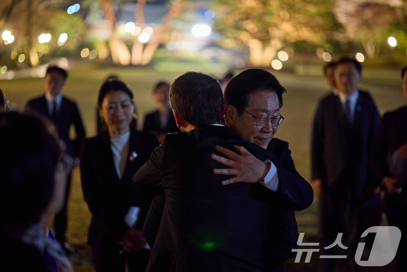 (서울=뉴스1) 허경 기자 = 이재명 대통령과 에마뉘엘 마크롱 프랑스 대통령이 2일 청와대 상춘재에서 열린 친교 만찬에서 포옹하고 있다. (청와대 제공. 재판매 및 DB 금지) 2 …