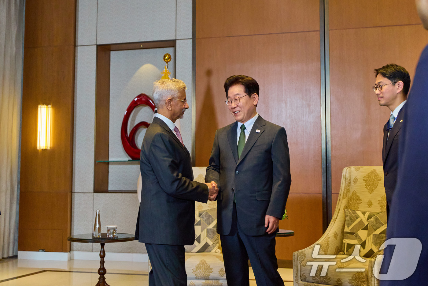 (뉴델리(인도)=뉴스1) 이재명 기자 = 인도를 국빈 방문 중인 이재명 대통령이 20일 뉴델리의 한 호텔에서 수브라마냠  자이샨카르 인도 외교장관을 접견하고 있다. (공동취재) 2 …