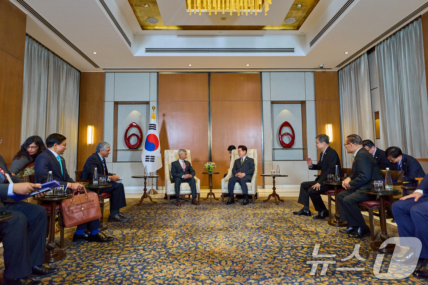 (뉴델리(인도)=뉴스1) 이재명 기자 = 인도를 국빈 방문 중인 이재명 대통령이 20일 뉴델리의 한 호텔에서 수브라마냠  자이샨카르 인도 외교장관을 접견하고 있다. (공동취재) 2 …