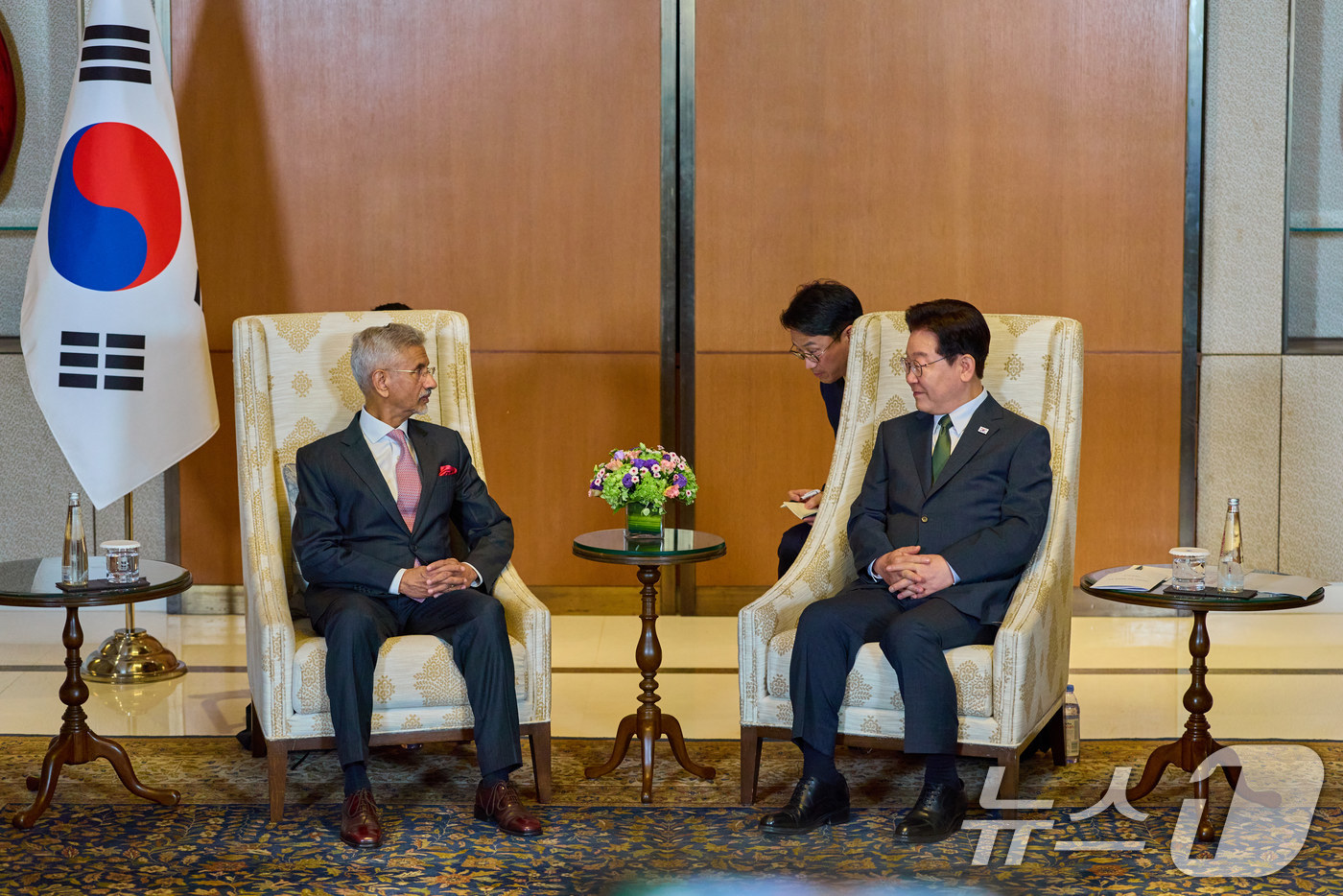 (뉴델리(인도)=뉴스1) 이재명 기자 = 인도를 국빈 방문 중인 이재명 대통령이 20일 뉴델리의 한 호텔에서 수브라마냠  자이샨카르 인도 외교장관을 접견하고 있다. (공동취재) 2 …