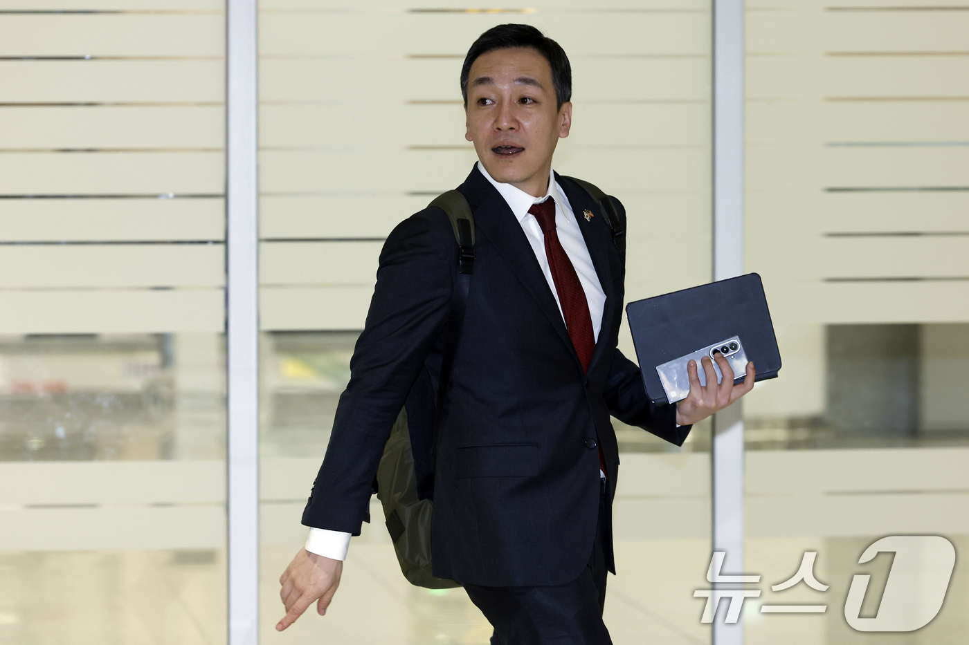 (인천공항=뉴스1) 박정호 기자 = 국민의힘 장동혁 대표의 방미 일정에 동행한 김민수 최고위원이 20일 새벽 인천국제공항을 통해 귀국하고 있다.  2026.4.20/뉴스1