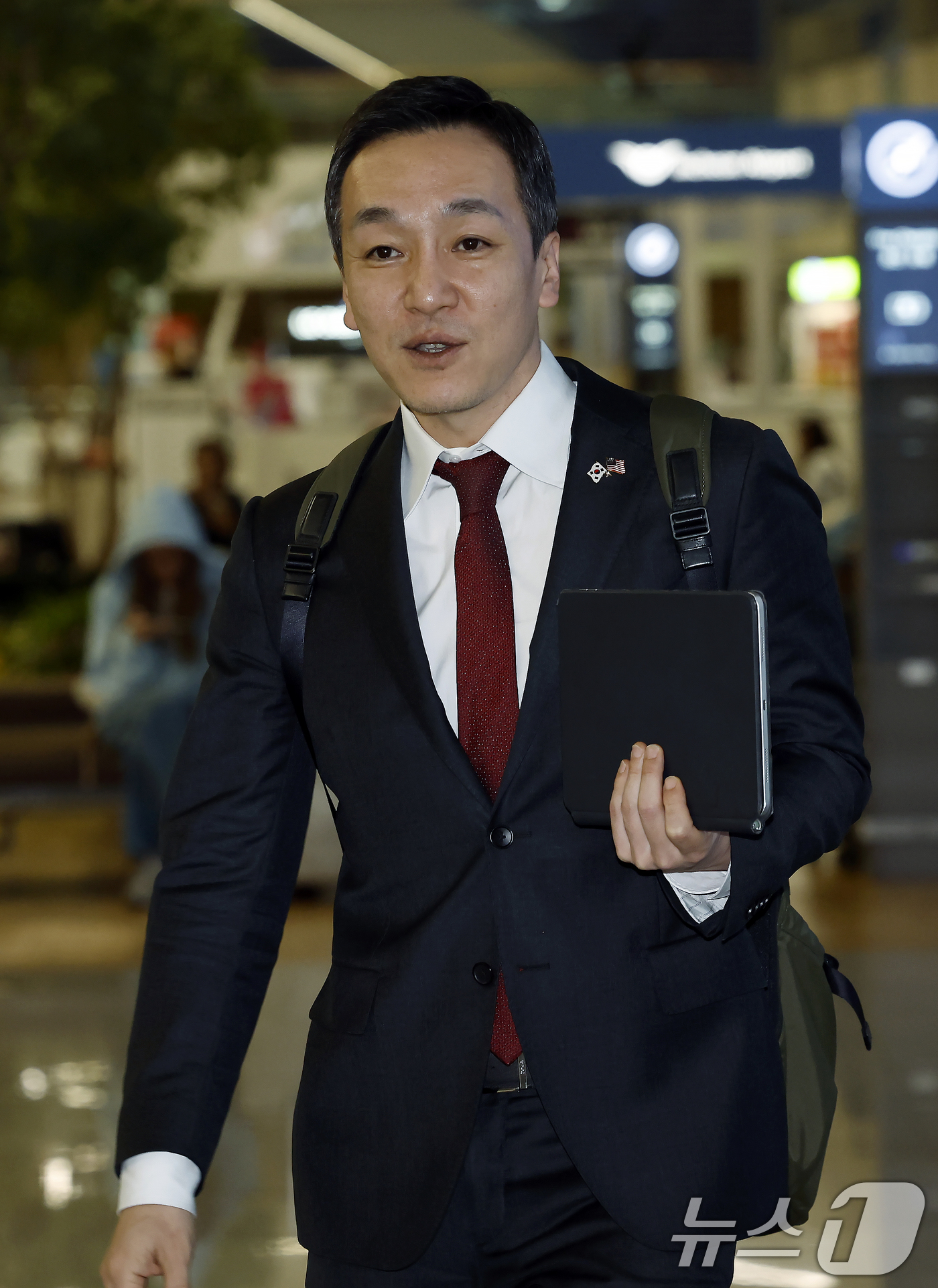 (인천공항=뉴스1) 박정호 기자 = 국민의힘 장동혁 대표의 방미 일정에 동행한 김민수 최고위원이 20일 새벽 인천국제공항을 통해 귀국하고 있다.  2026.4.20/뉴스1