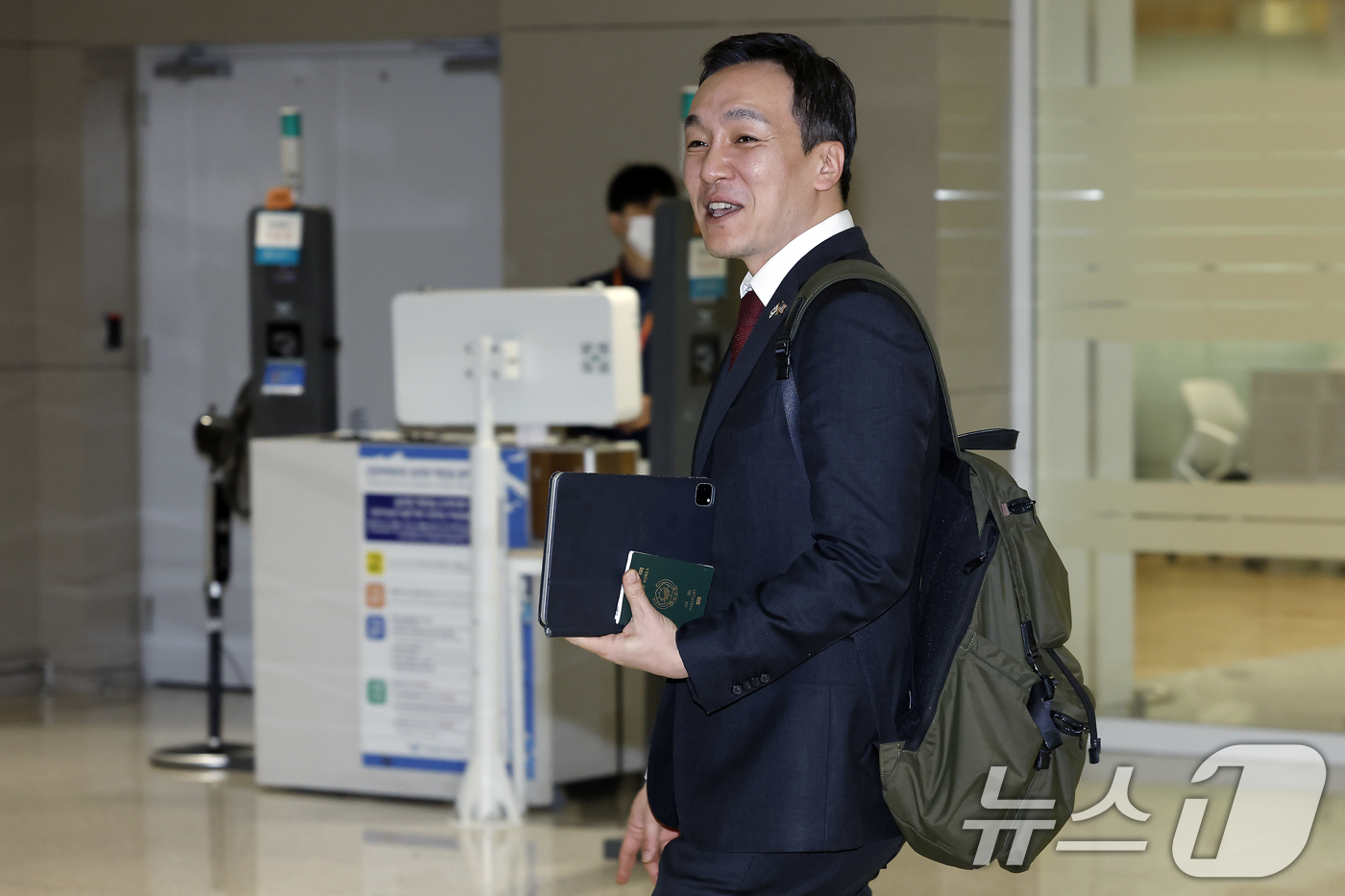 (인천공항=뉴스1) 박정호 기자 = 국민의힘 장동혁 대표의 방미 일정에 동행한 김민수 최고위원이 20일 새벽 인천국제공항을 통해 귀국하고 있다.  2026.4.20/뉴스1