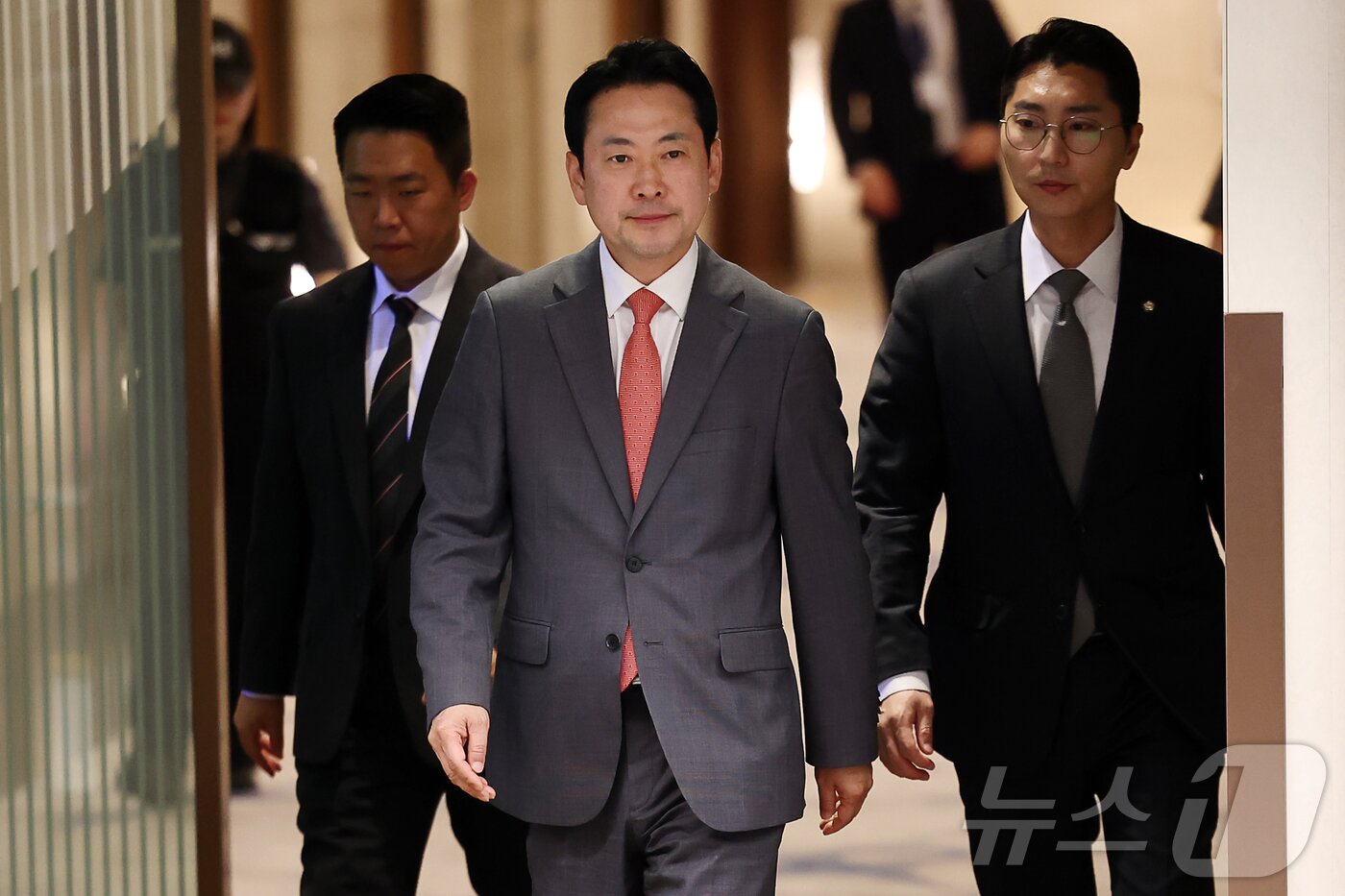 본문 이미지 - 8박 10일 방미 일정을 마무리한 장동혁 국민의힘 대표가 20일 새벽 인천국제공항을 통해 귀국하고 있다. (공동취재) 2026.4.20 ⓒ 뉴스1 박정호 기자