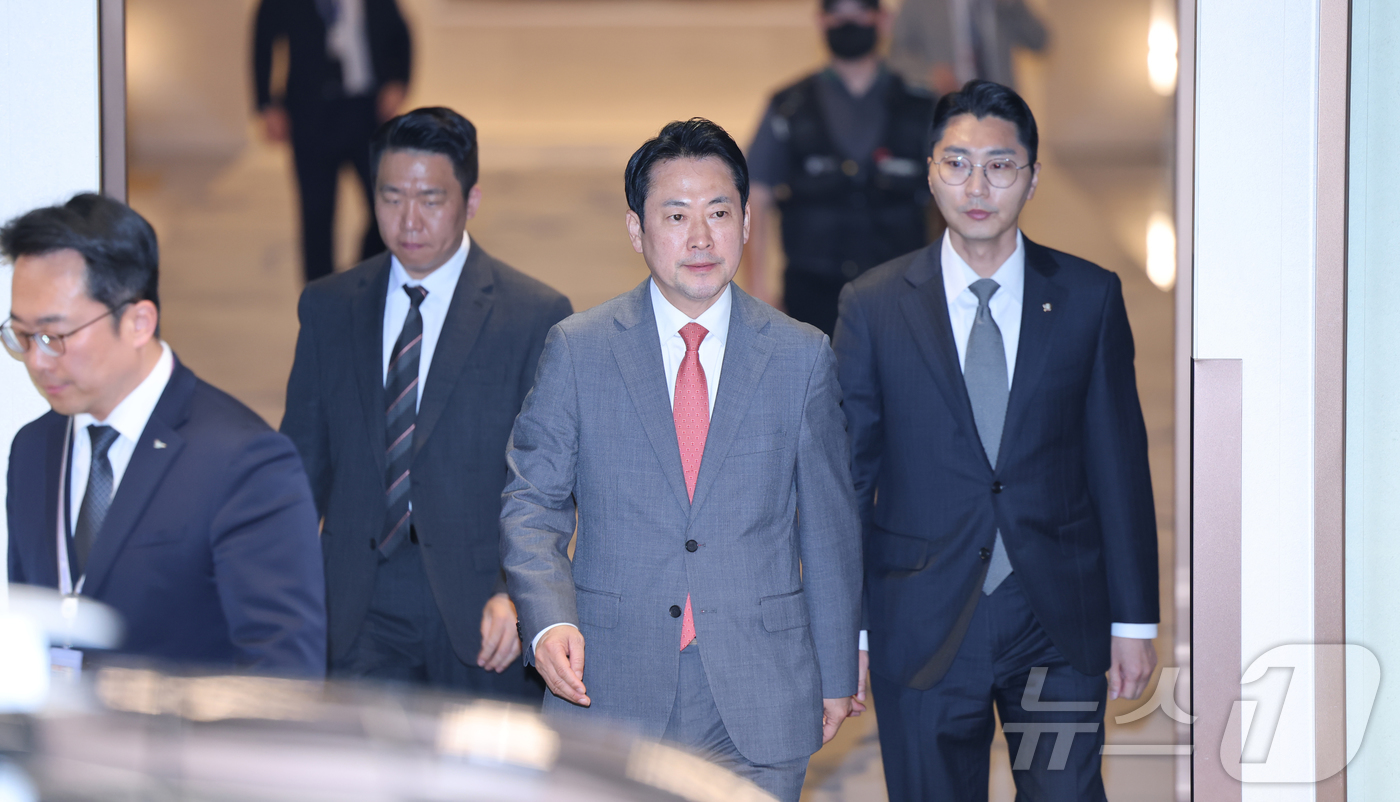 (인천공항=뉴스1) 박정호 기자 = 8박 10일 방미 일정을 마무리한 장동혁 국민의힘 대표가 20일 새벽 인천국제공항을 통해 귀국하고 있다. (공동취재) 2026.4.20/뉴스1