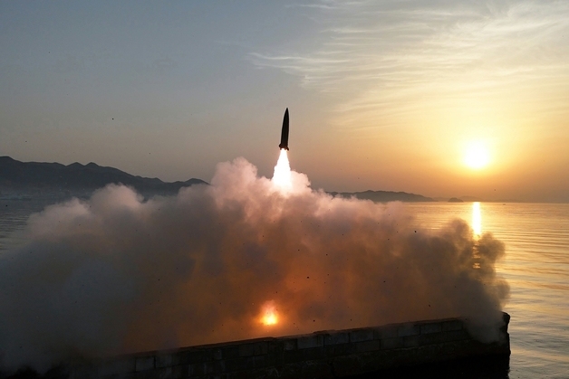 北, '화성포-11라' 미사일 탄두 위력시험…김정은 주애와 참관