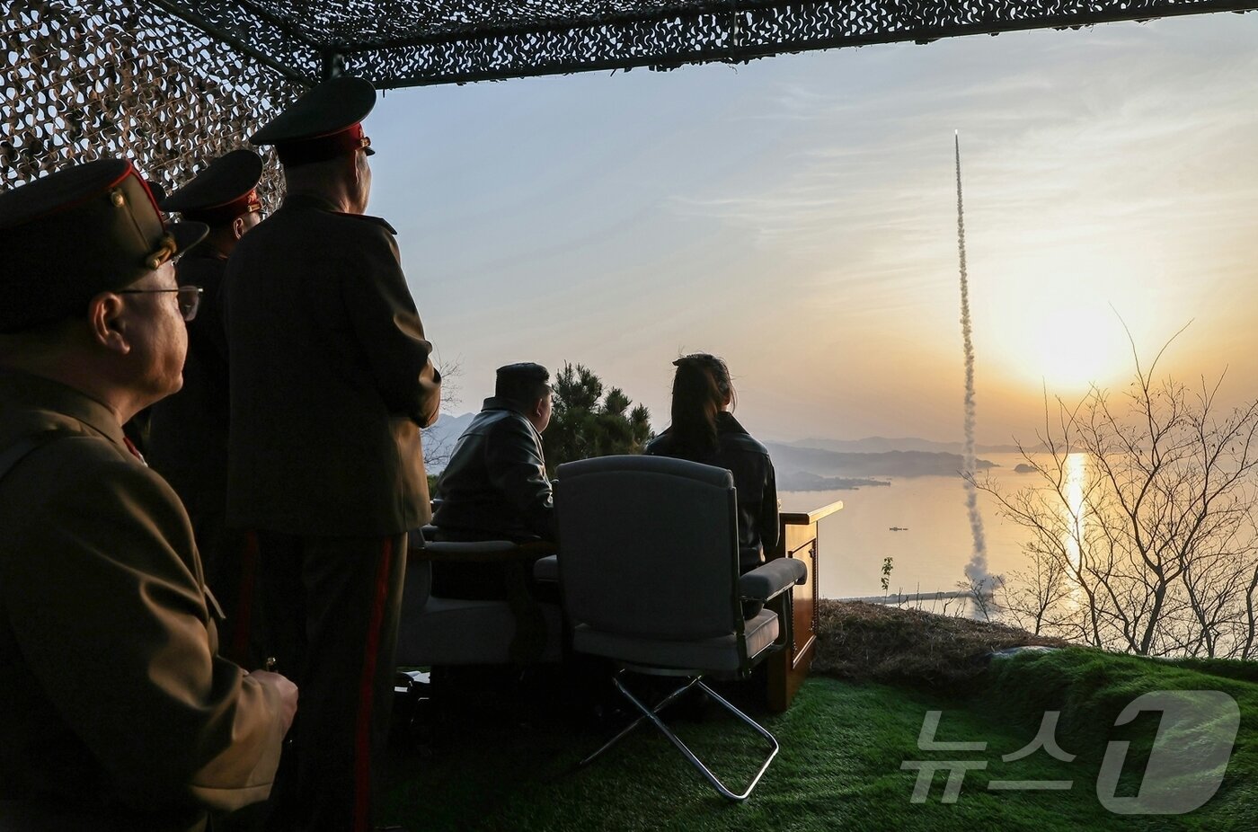 본문 이미지 - (평양 노동신문=뉴스1) = 북한 노동당 기관지 노동신문은 20일 "조선민주주의인민공화국 미사일총국은 4월 19일 개량된 지상대지상전술탄도미사일 형의 전투부위력평가를 위한 시험발사를 진행하였다＂고 보도했다. [국내에서만 사용가능. 재배포 금지. DB 금지. For Use Only in the Republic of Korea. Redistribution Prohibited] rodongphoto@news1.kr