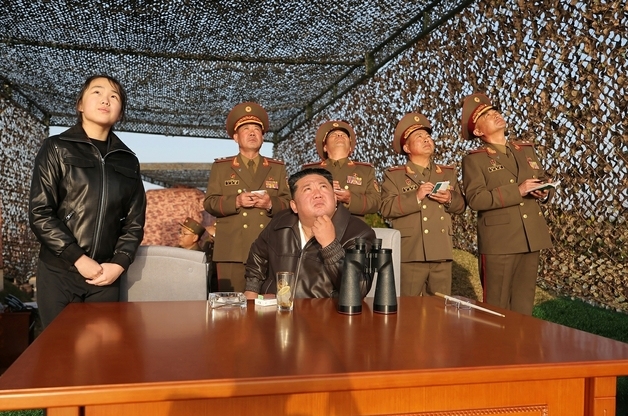 '화성포-11라' 미사일 탄두 시험…'청년전위' 창간 80주년 [데일리 북한]