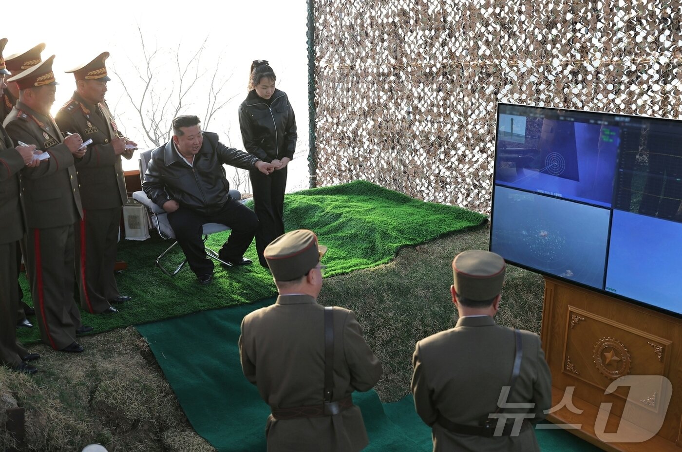 본문 이미지 - (평양 노동신문=뉴스1) = 북한 노동당 기관지 노동신문은 20일 "조선민주주의인민공화국 미사일총국은 4월 19일 개량된 지상대지상전술탄도미사일 형의 전투부위력평가를 위한 시험발사를 진행하였다＂고 보도했다. [국내에서만 사용가능. 재배포 금지. DB 금지. For Use Only in the Republic of Korea. Redistribution Prohibited] rodongphoto@news1.kr