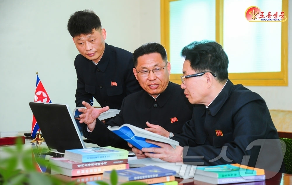 (평양 노동신문=뉴스1) = 북한 노동당 기관지 노동신문은 20일 "자기 분야에 대한 폭넓은 지식을 소유하기 위해 열심히 학습하고 있는 만경대공작기계공장 초급당일군(일꾼)들"이라고 …