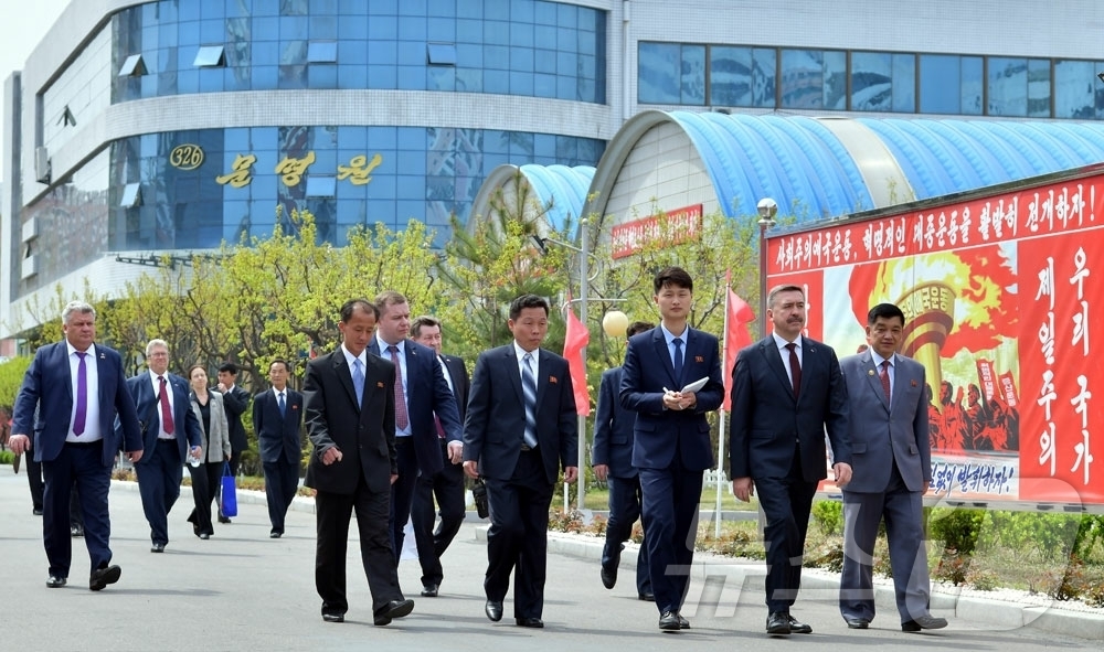 (평양 노동신문=뉴스1) = 북한 노동당 기관지 노동신문은 20일 "세르게이 체르노가예프 위원장을 단장으로 하는 러시아무소속직업동맹연맹대표단이 만경대를 방문하였다"고 보도했다.[국 …