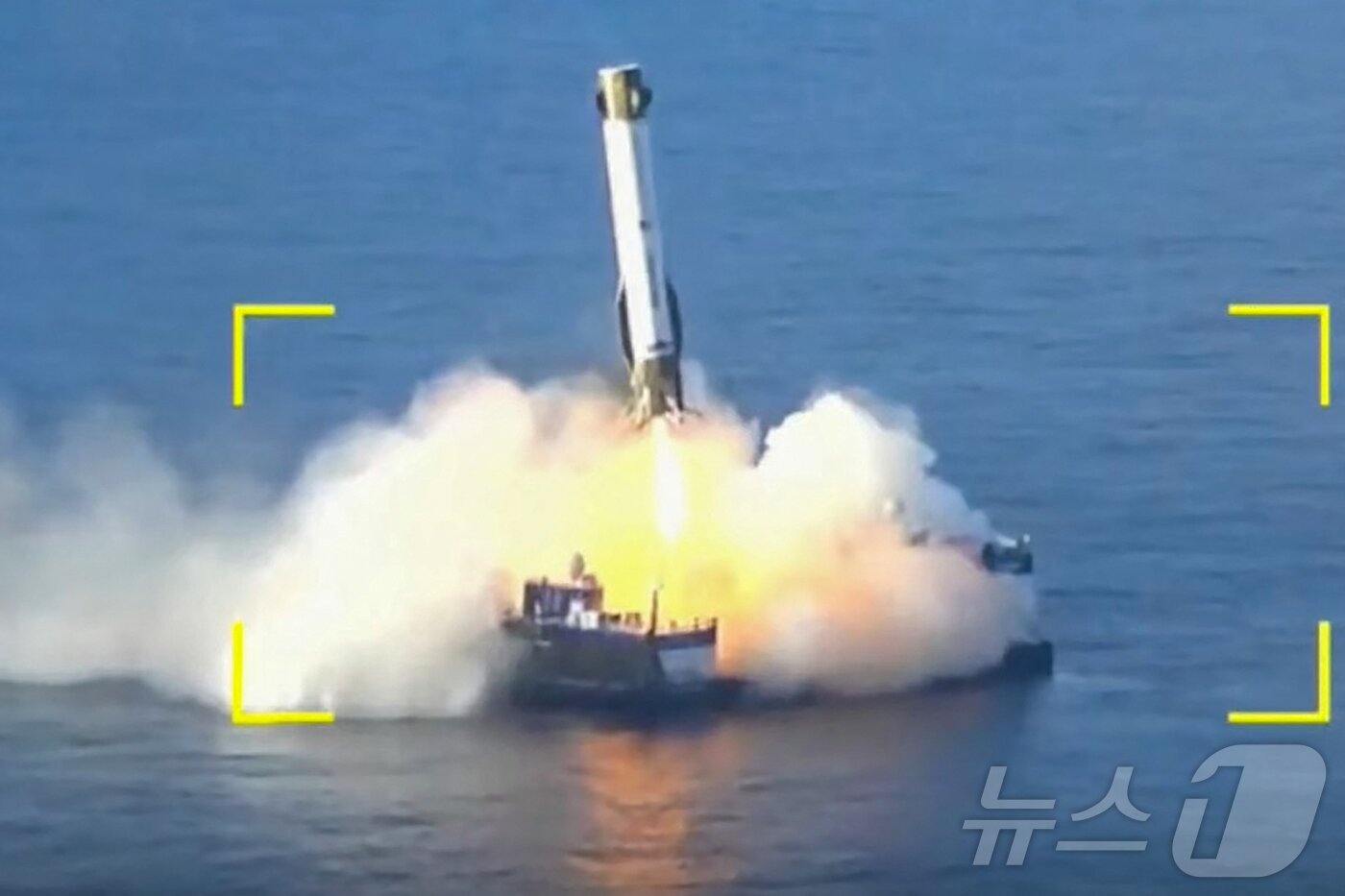 본문 이미지 - 19일(현지시간) 블루오리진이 방송한 뉴 글렌 로켓 부스터가 대서양 해상 플랫폼에 착륙하는 장면 (출처=블루오리진) ⓒ AFP=뉴스1