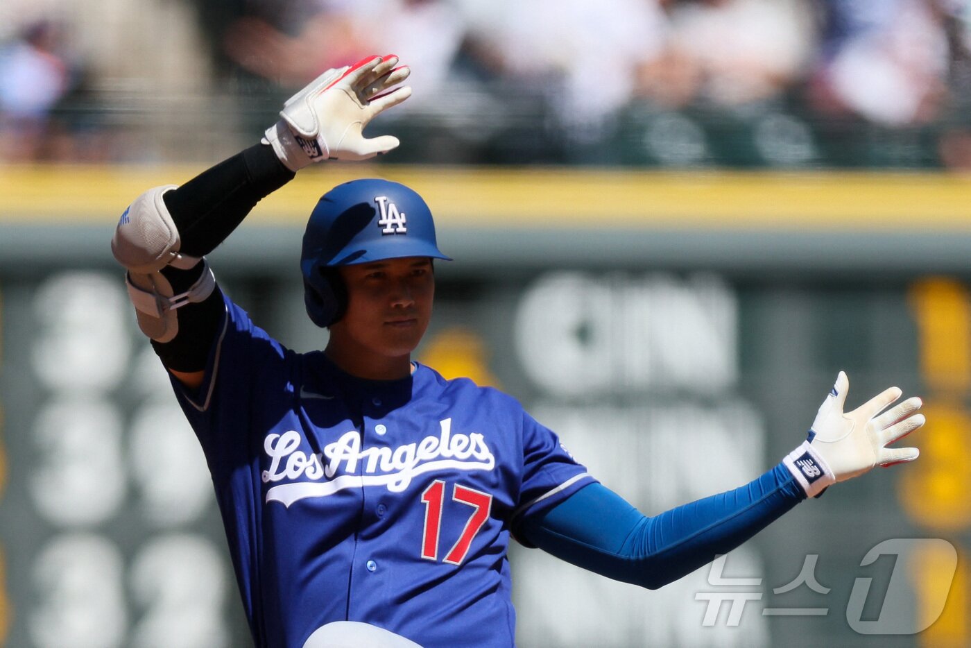 본문 이미지 - LA 다저스의 오타니 쇼헤이가 20일(한국시간) 열린 2026 메이저리그 콜로라도 로키스전에서 2루타 2개를 터뜨리며 51경기 연속 출루 행진을 이어갔다. ⓒ AFP=뉴스1