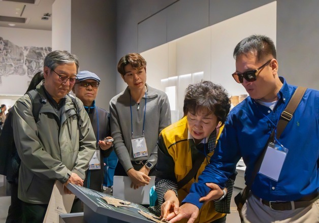 손으로 느끼는 문화유산…서울 시각장애인 '현장영상해설 투어' 개시