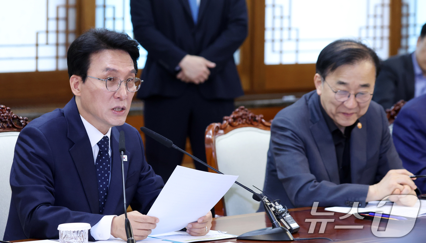 (서울=뉴스1) 김명섭 기자 = 김민석 국무총리가 20일 서울 종로구 세종대로 정부서울청사에서 열린 새만금·전북 대혁신 TF 2차 회의에서 모두 발언을 하고 있다. 2026.4.2 …