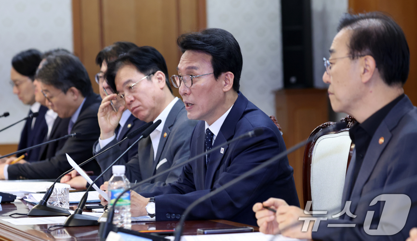(서울=뉴스1) 김명섭 기자 = 김민석 국무총리가 20일 서울 종로구 세종대로 정부서울청사에서 열린 새만금·전북 대혁신 TF 2차 회의에서 모두 발언을 하고 있다. 2026.4.2 …