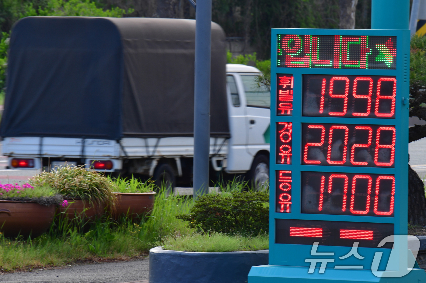 (포항=뉴스1) 최창호 기자 = 전국 평균 휘발유 가격이 2000원을 넘어선 가운데 20일 오전 경북 포항시 남구 철강공단에 있는 한 주유소에서 경유가 휘발유보다 30원 비싸게 판 …