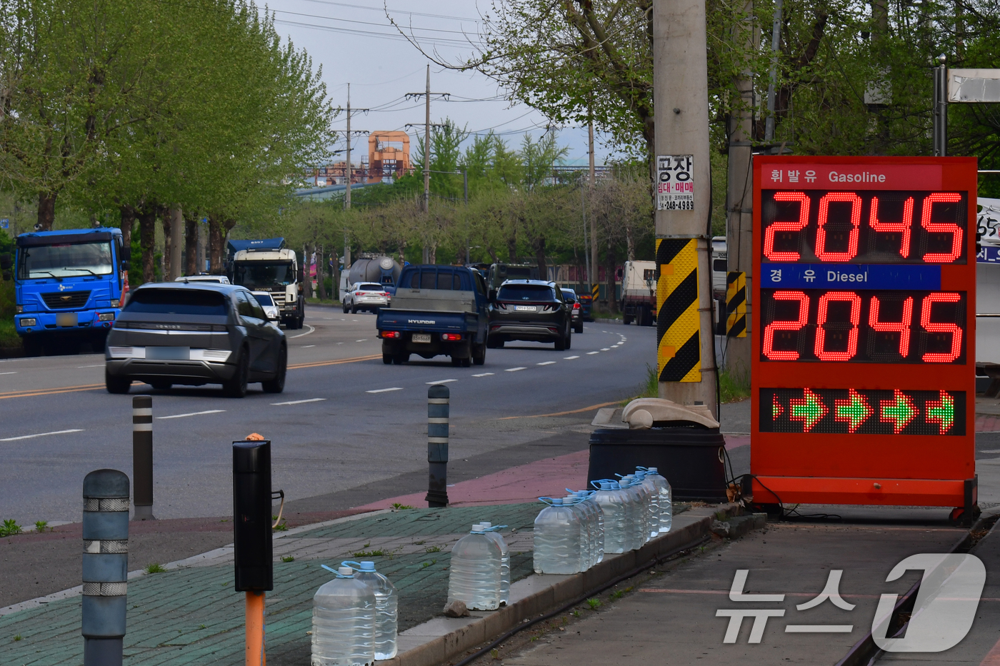(포항=뉴스1) 최창호 기자 = 전국 평균 휘발유 가격이 2000원을 넘어선 가운데 20일 오전 경북 포항시 남구 철강공단에 있는 한 주유소에서 경유와 휘발유를 같은 가격에 판매하 …