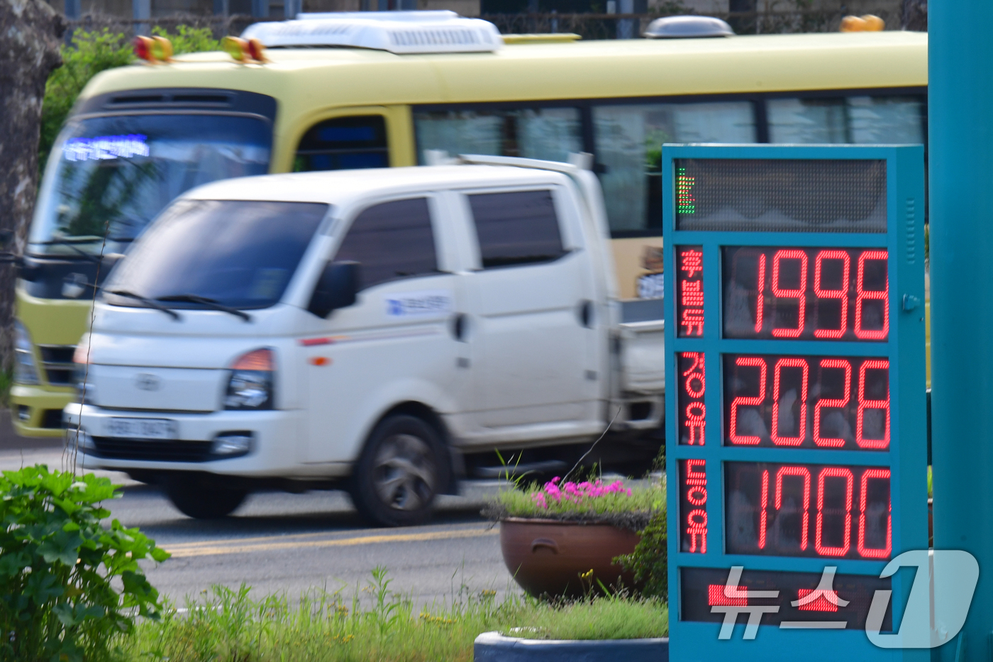 (포항=뉴스1) 최창호 기자 = 전국 평균 휘발유 가격이 2000원을 넘어선 가운데 20일 오전 경북 포항시 남구 철강공단에 있는 한 주유소에서 경유가 휘발유보다 30원 비싸게 판 …