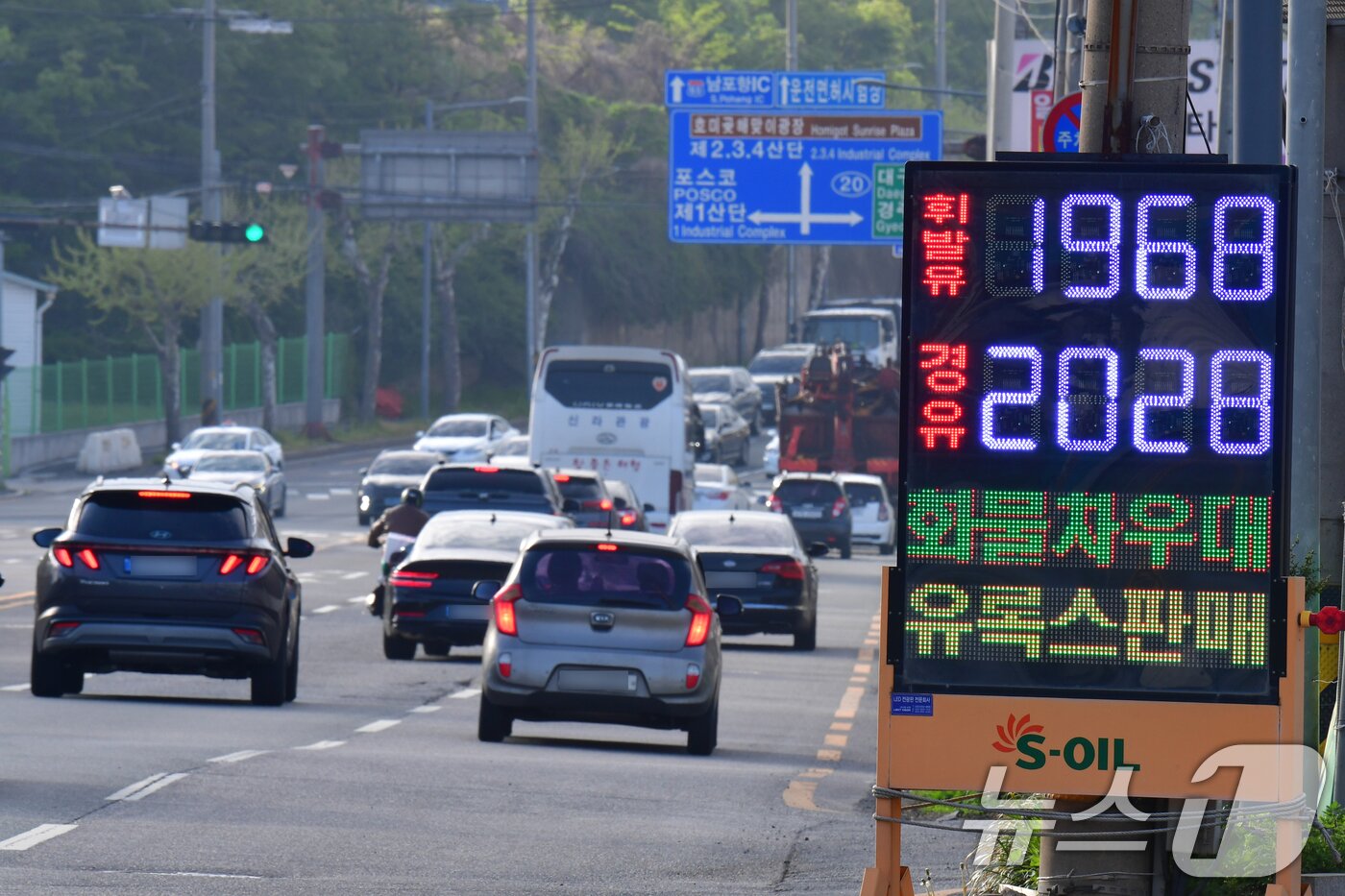 본문 이미지 - 전국 평균 휘발유 가격이 2000원을 넘어선 가운데 20일 오전 경북 포항시 남구 철강공단에 있는 한 주유소에서 경유가 휘발유보다 60원 비싸게 판매되고 있다. 한국석유공사 유가정보시스템 오피넷에 따르면 3차 석유 최고가격제 시행 10일째인 19일 오전 9시 기준 리터(L)당 전국 휘발유 평균 가격은 전날 대비 0.42원 오른 2000.93원으로 집계됐다. 2026.4.20 ⓒ 뉴스1 최창호 기자