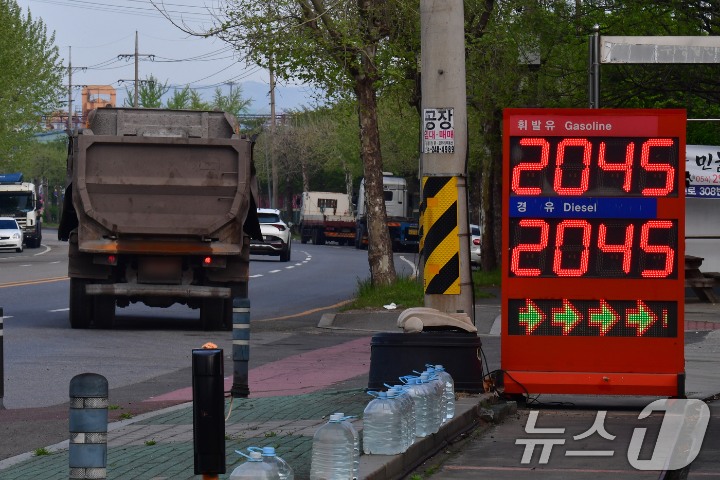 (포항=뉴스1) 최창호 기자 = 전국 평균 휘발유 가격이 2000원을 넘어선 가운데 20일 오전 경북 포항시 남구 철강공단에 있는 한 주유소에서 경유와 휘발유를 같은 가격에 판매하 …