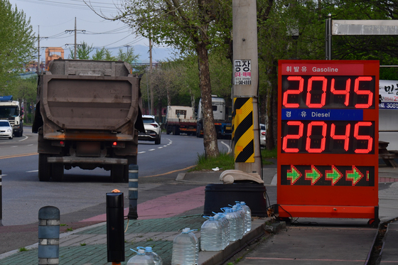 전국 휘발유 평균 가격 2002.45원 '상승세' 지속…최고가 2598원