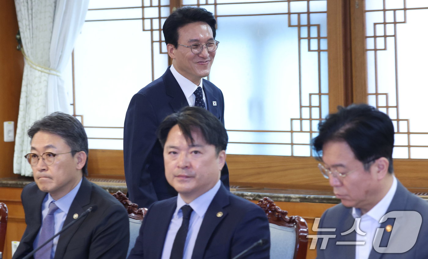 (서울=뉴스1) 김명섭 기자 = 김민석 국무총리가 20일 서울 종로구 세종대로 정부서울청사에서 열린 새만금·전북 대혁신 TF 2차 회의에 참석하고 있다. 2026.4.20/뉴스1