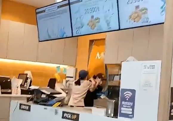 음료 리필 거부하자…콜라 쏟고 계산대 훌러덩, 여직원까지 폭행한 여성