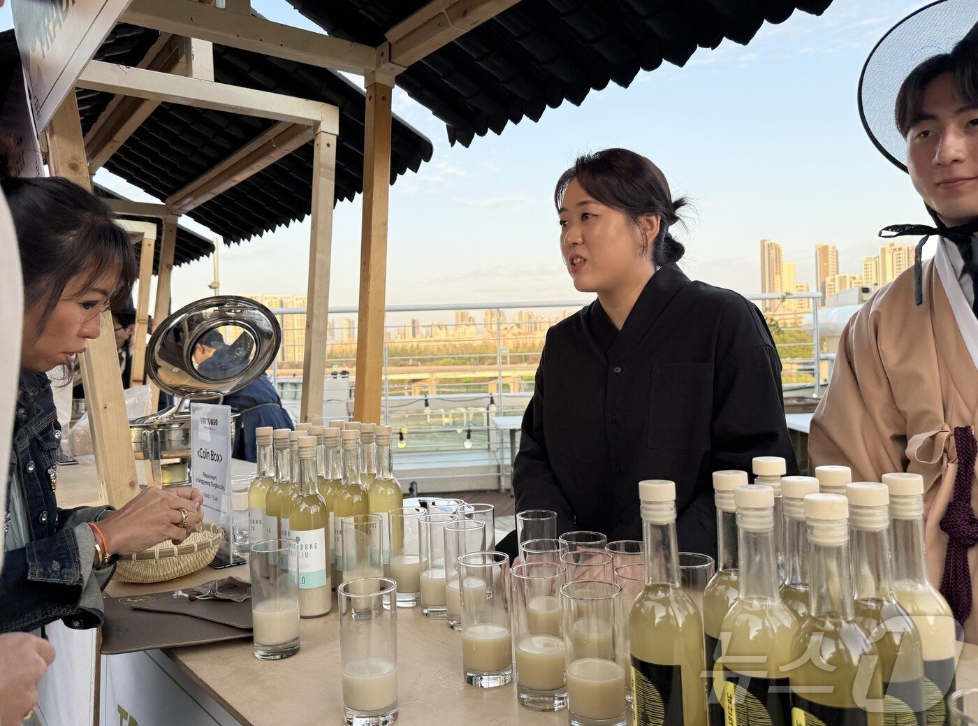 본문 이미지 - 넷플릭스 흑백요리사에서 '윤주모'로 출연한 윤나라 셰프가 전통주를 선보이고 있다.ⓒ 뉴스1 윤슬빈 관광전문기자