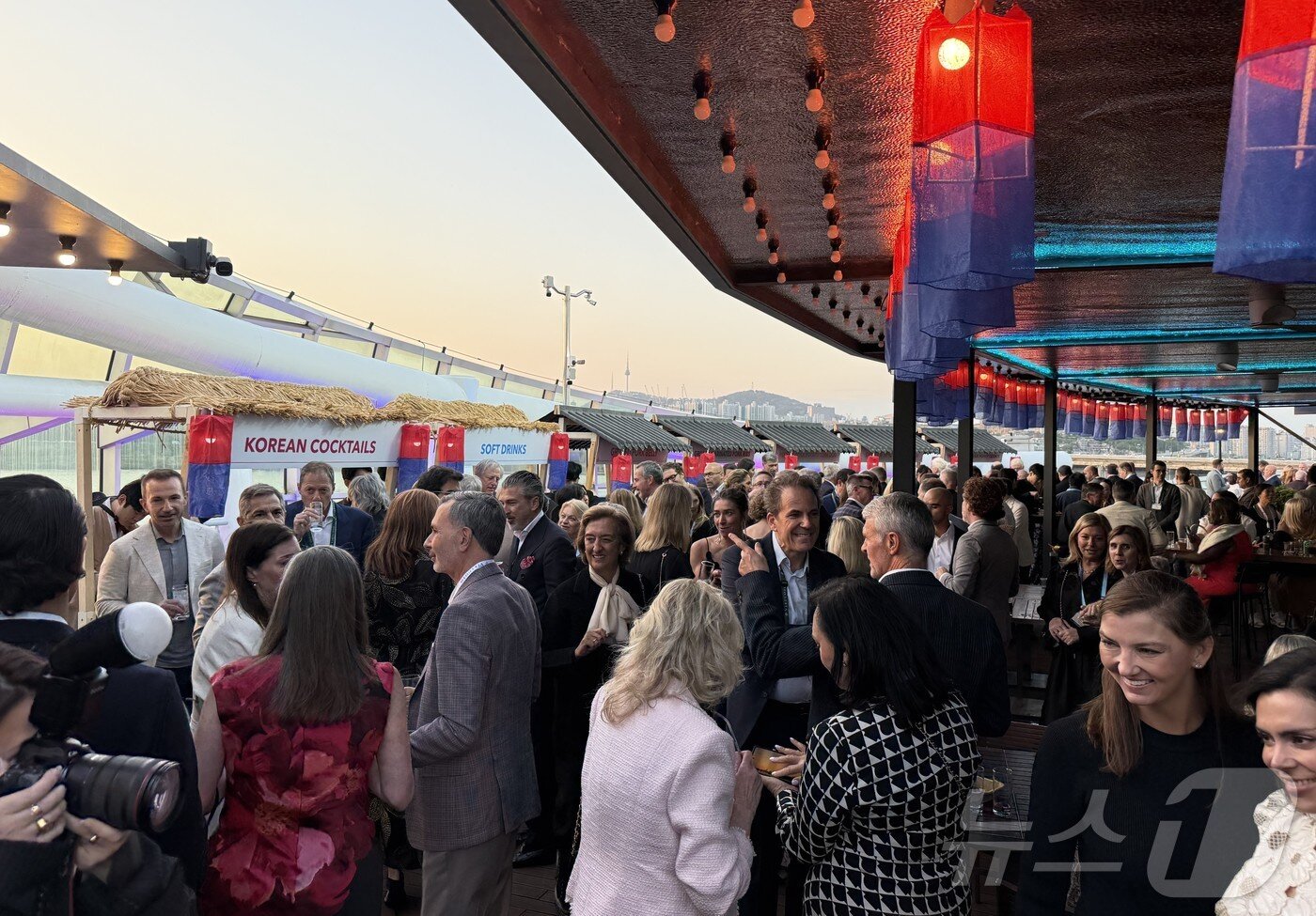 본문 이미지 - 세빛섬 옥상 '세빛마루'에 마련된 K-포차 부스 ⓒ 뉴스1 윤슬빈 관광전문기자