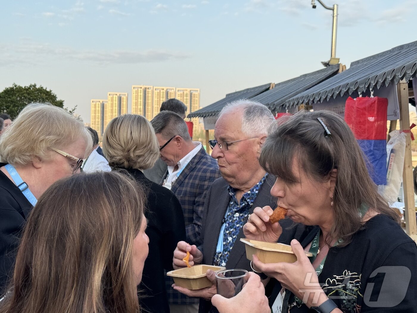 본문 이미지 - 치킨을 맛보고 있는 버츄오소 측 참가자들의 모습ⓒ 뉴스1 윤슬빈 관광전문기자