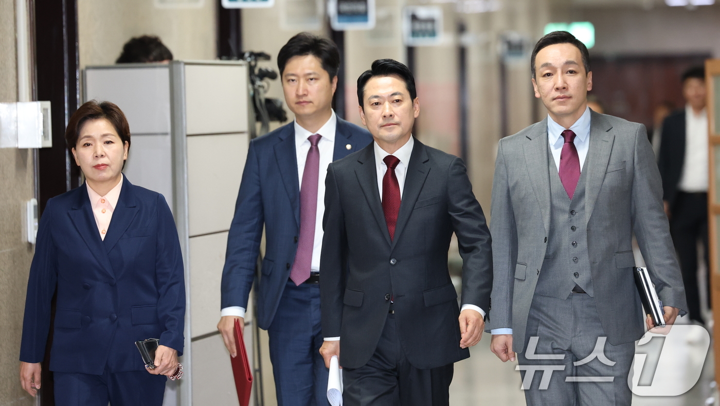 (서울=뉴스1) 이승배 기자 = 장동혁 국민의힘 대표가 20일 서울 여의도 국회에서 열린 최고위원회의에 참석하고 있다. 2026.4.20/뉴스1