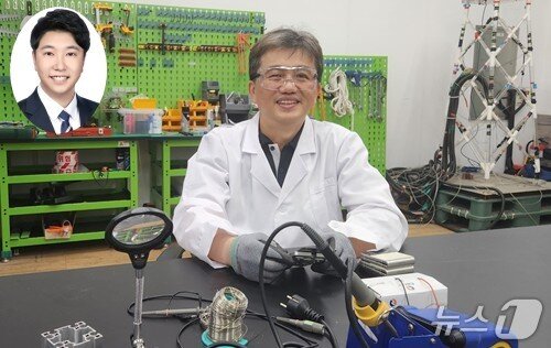 본문 이미지 - KAIST 기계공학과 이필승 교수(가운데), 배준한 석사 졸업생(KAIST 제공) /뉴스1