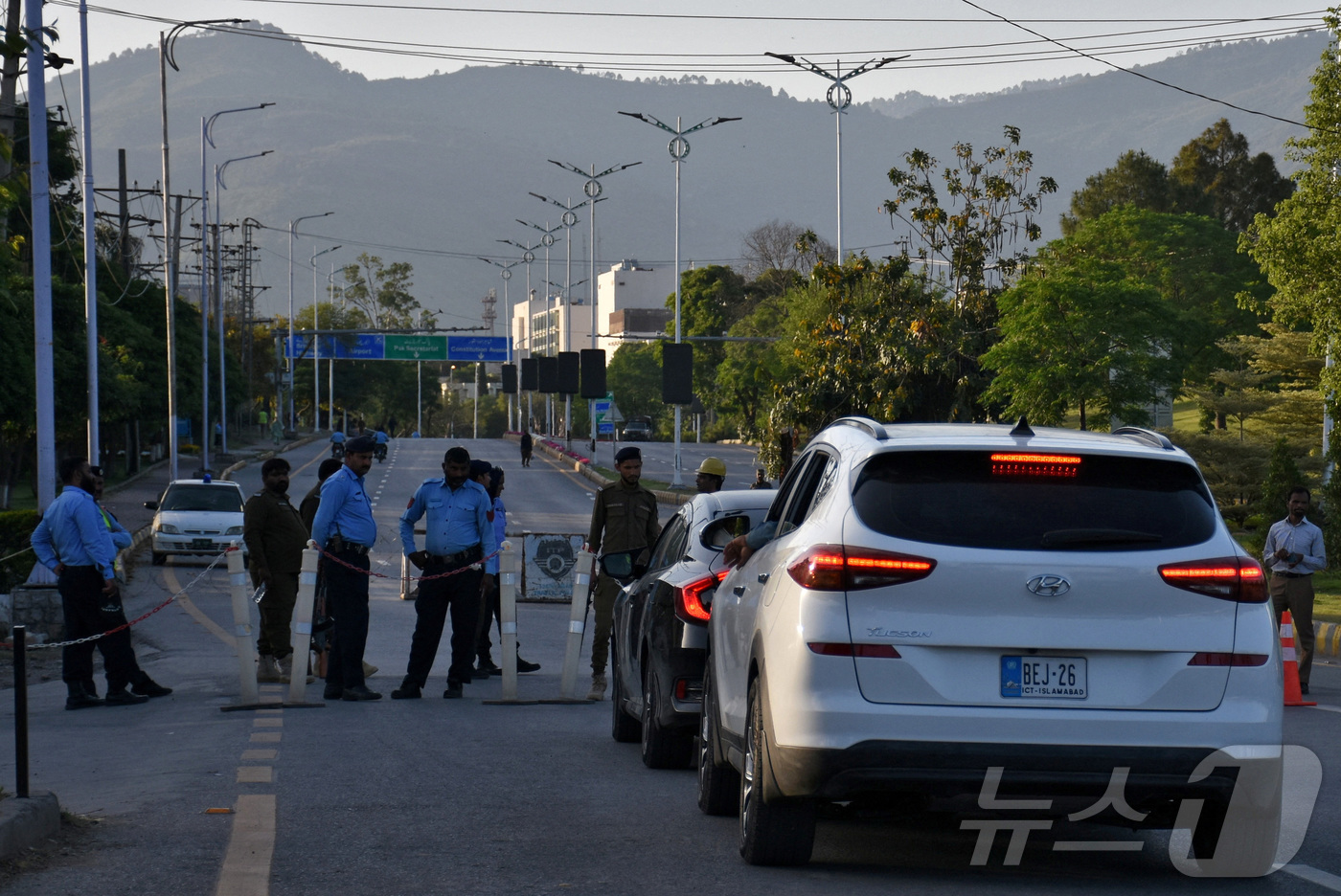 (이슬라마바드 로이터=뉴스1) 장용석 기자 = 19일(현지시간) 파키스탄 이슬라마바드에서 미국과 이란과 2차 평화 회담을 개최 준비의 일환으로 경찰관들이 세레나 호텔 인근 검문소에 …