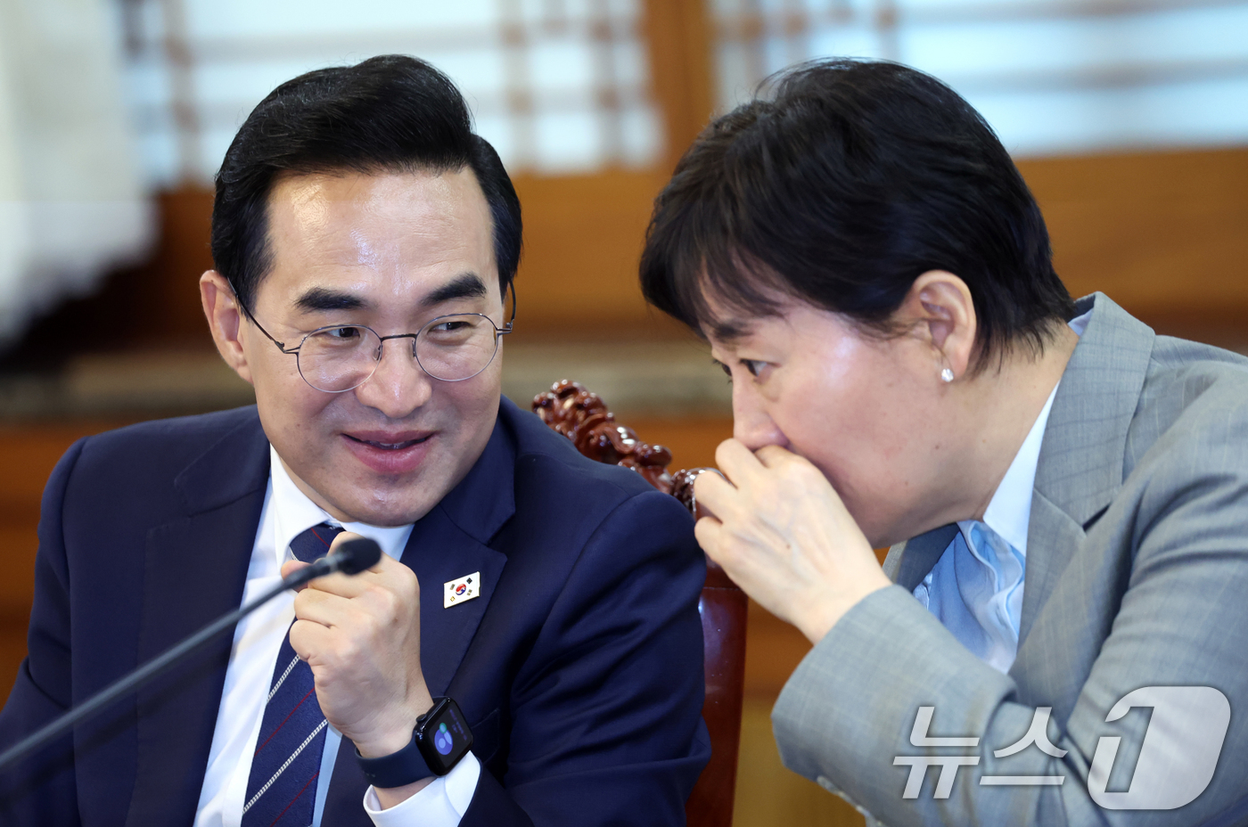 (서울=뉴스1) 김명섭 기자 = 박홍근 기획예산처 장관과 송미령 농림축산식품부 장관이 20일 오전 서울 종로구 세종대로 정부서울청사에서 열린  제7차 비상경제본부 회의에서 대화를 …